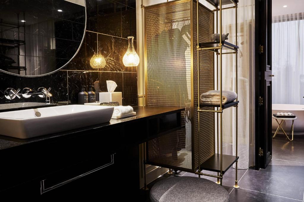 roomers-munich-7 roomers munich bathroom