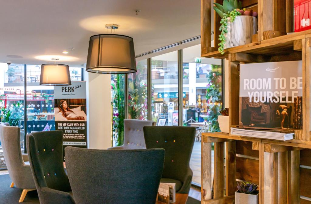 roomzzz-manchester-victoria-5 roomzzz manchester victoria lounge